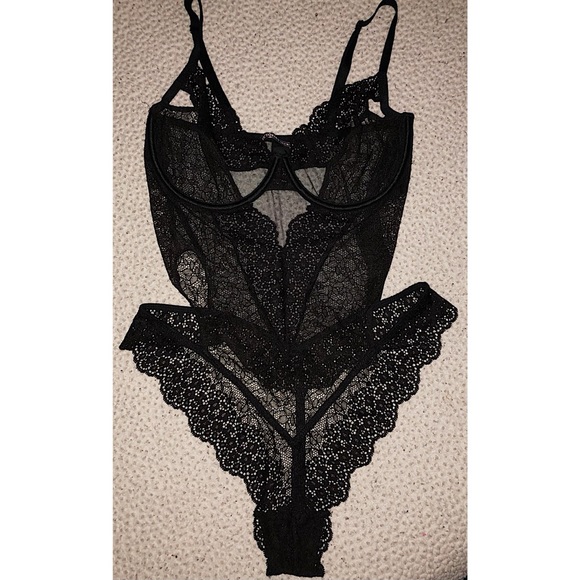 💕MAKE AN OFFER! VICTORIA’S SECRET LACE TEDDY😍💕 - Picture 2 of 3